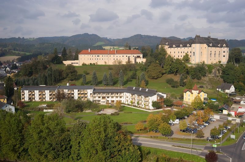 Pflegeheim Bezirksalten- und Pflegeheim SENIORium Bad Kreuzen – Außenansicht