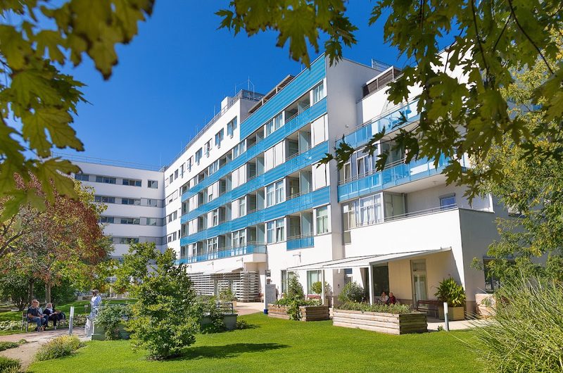 Pflegeheim Haus der Barmherzigkeit, Pflegezentrum Tokiostraße GmbH Geriatrisches Pflegekrankenhaus für Menschen mit chronischen Erkrankungen – Außenansicht